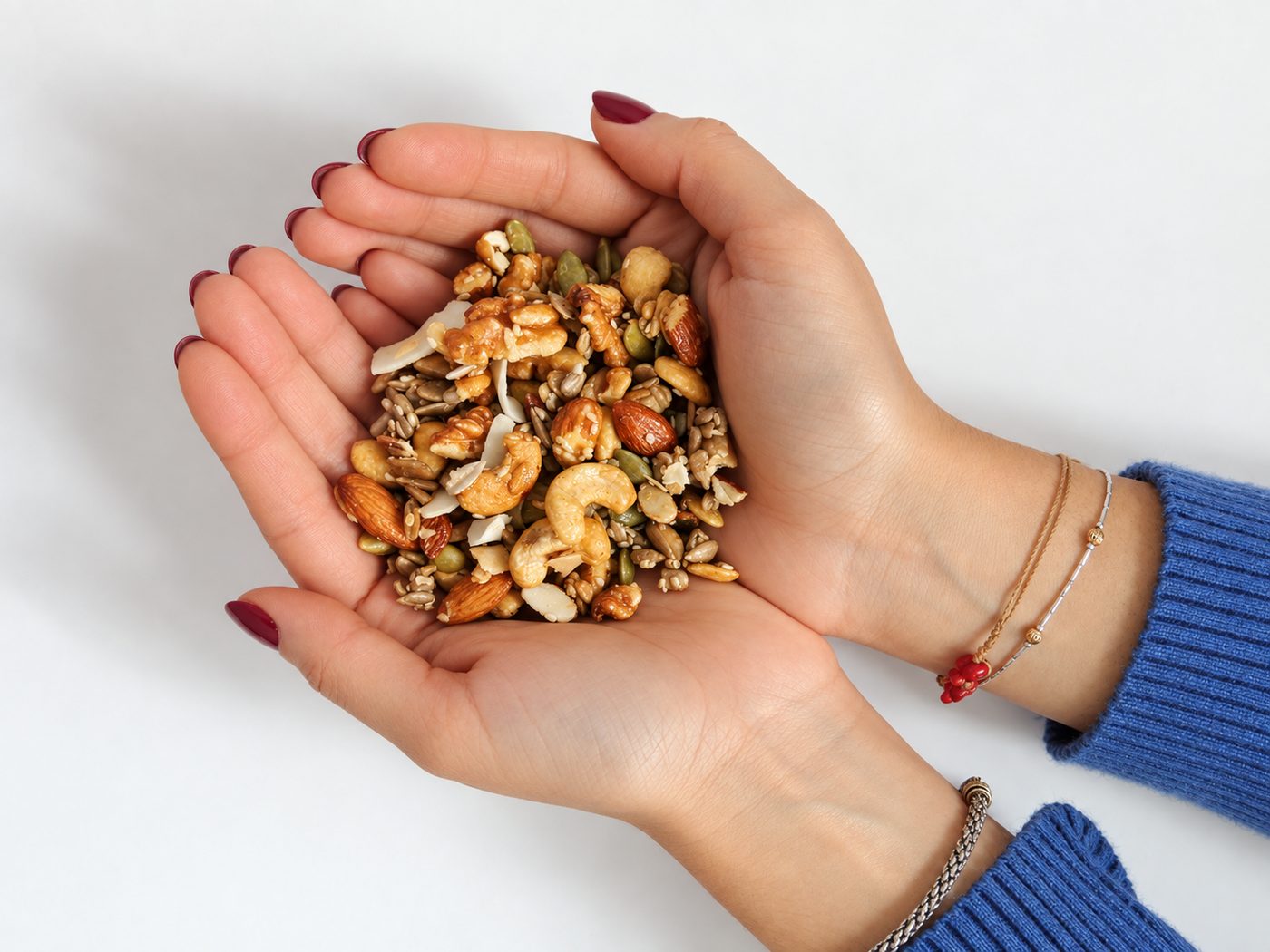Manos con las palmas juntas sosteniendo un puñado de granola