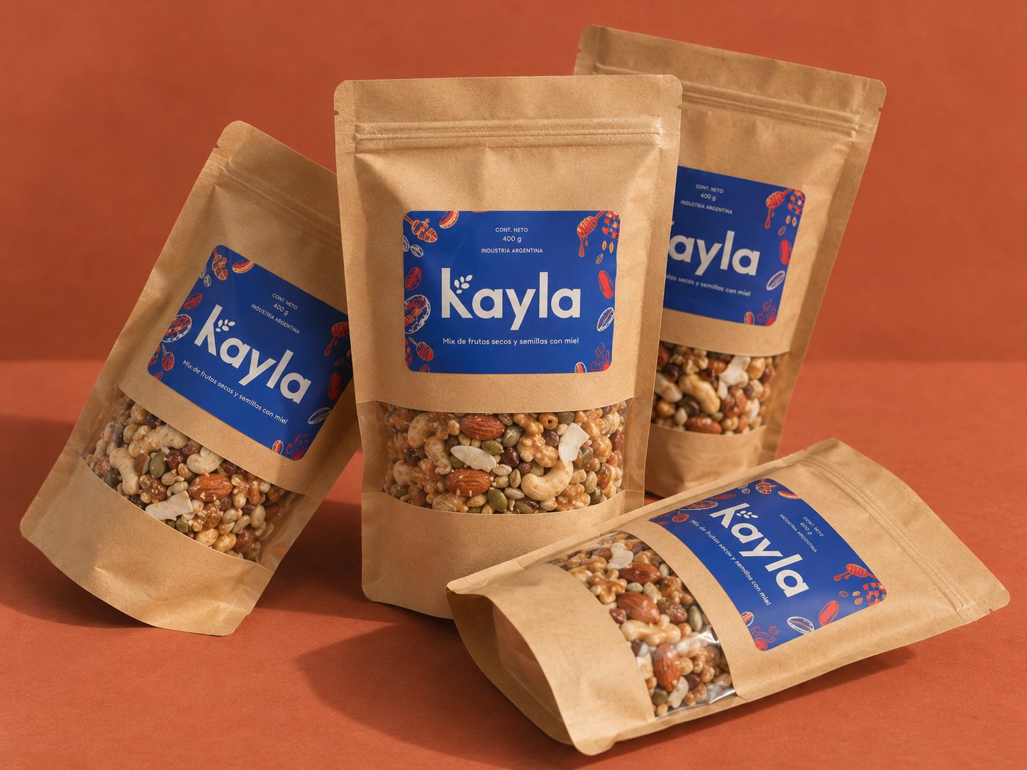 Bolsas de granola Kayla de papel kraft con etiqueta azul sobre fondo terracota
